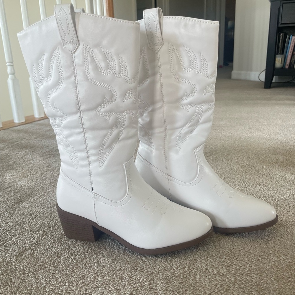 Women’s Embroidered Modern Western Cowboy Boot- White